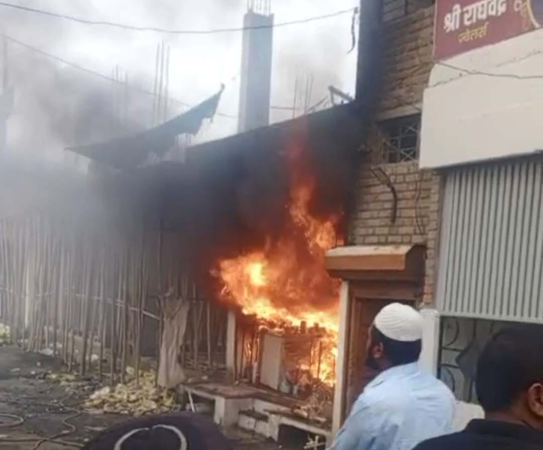 अंबाजोगाईत शॉपिंग मॉलला मध्यरात्री आग; ३० लाखांचा माल खाक