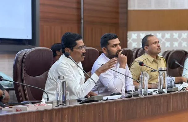 १५ ऑगस्टपर्यंत रेल्वे सुरू झालीच पाहिजे; रस्त्यातील ब्लॅकस्पॉट कमी करा