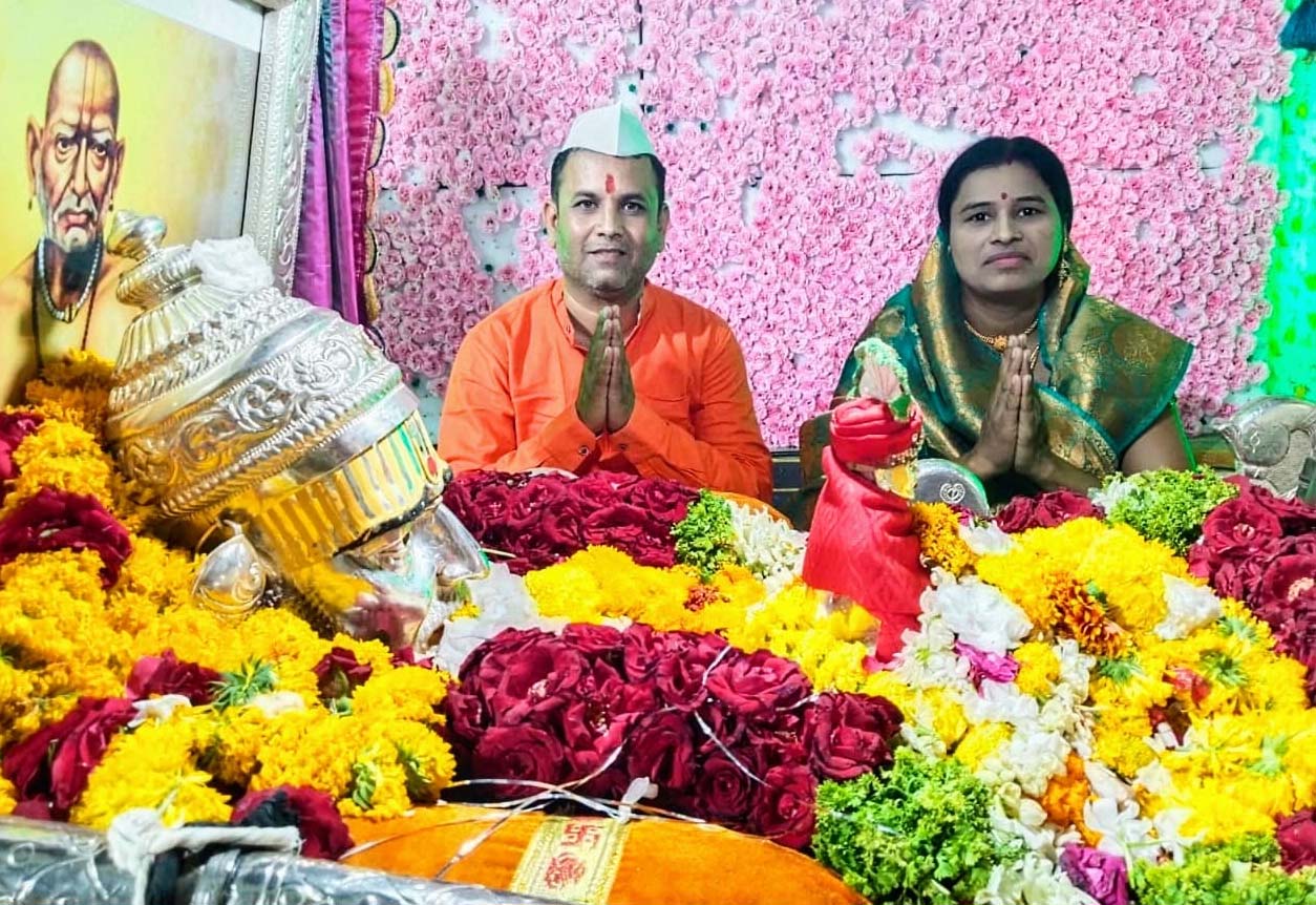 गेवराईत श्री स्वामी समर्थ पादुका पालखीचे जल्लोषात स्वागत