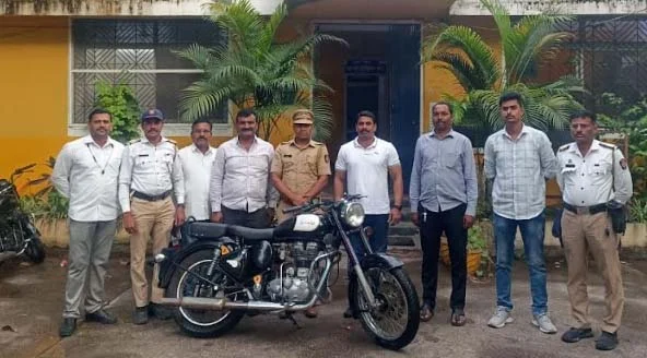 वाहतूक शाखेच्या दक्षतेमुळे चोरीची बुलेट सापडली