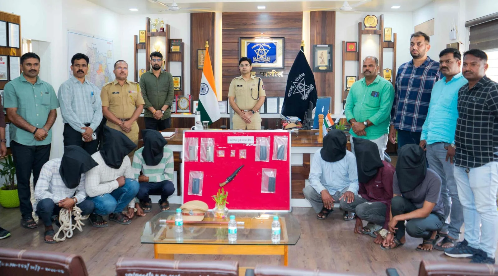 सोनाराच्या डोळ्यात चटणी फेकून लुटणारी टोळी गजाआड; स्थानिक गुन्हे शाखेने सहा दरोडेखोरांच्या मुसक्या आवळल्या