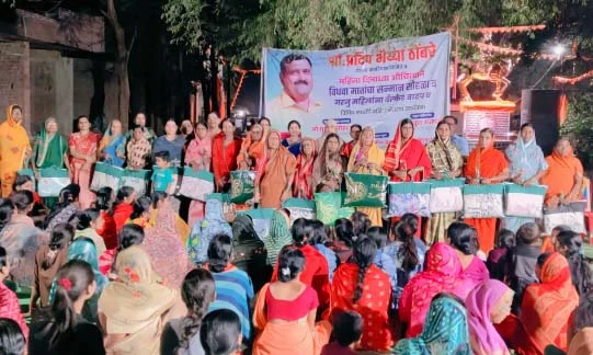 आधार माणुसकीतर्फे विधवा मातांचा सन्मान व ब्लँकेट वाटप