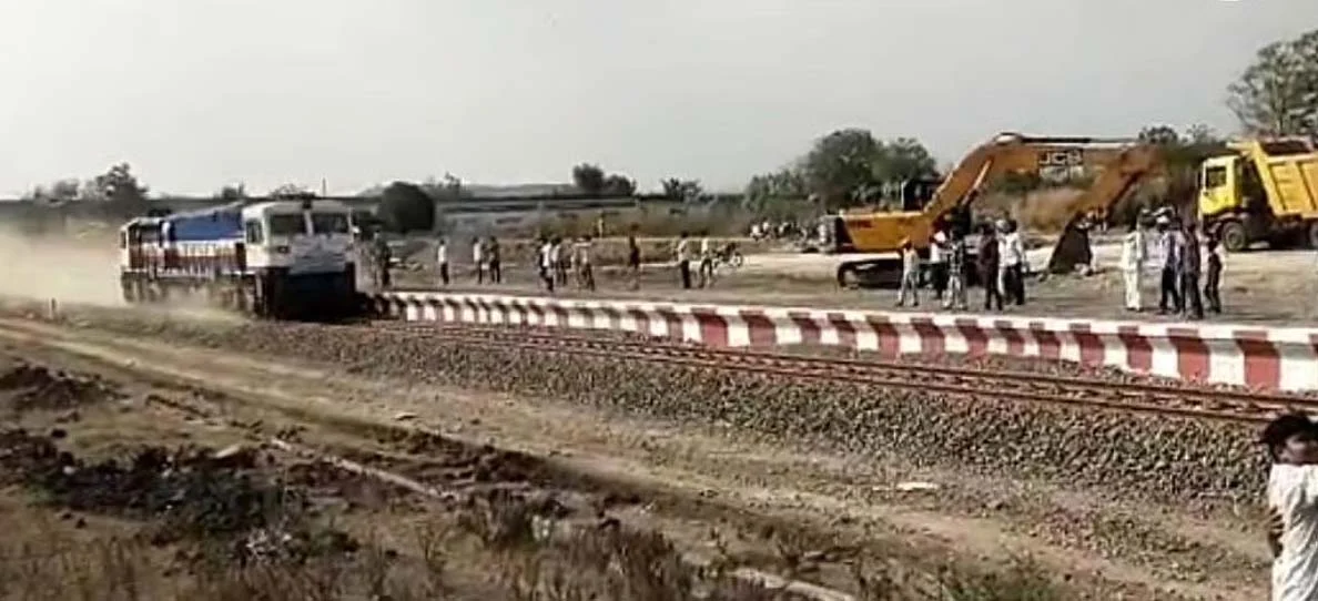 रेल्वे मार्गापासून दूर राहण्याचे खा.बजरंग सोनवणे यांचे अवाहन