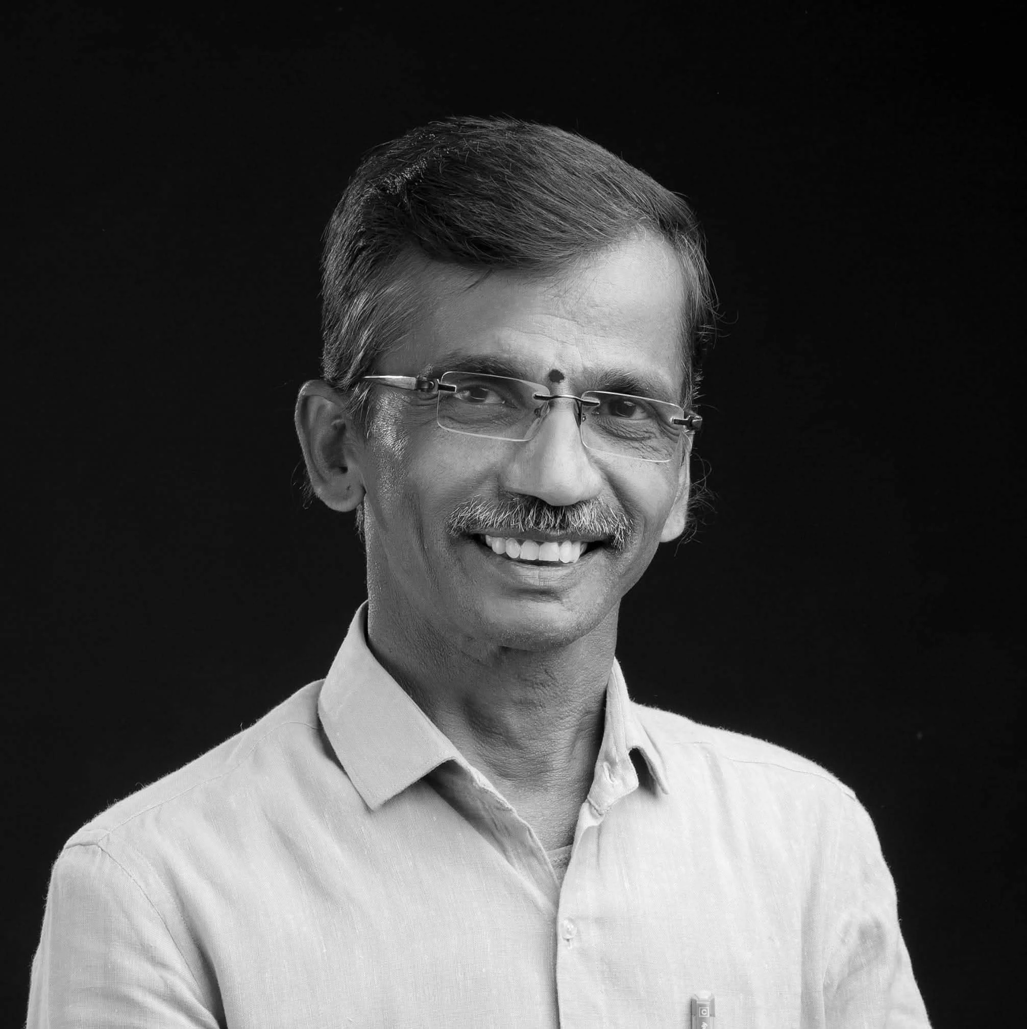 रत्नाकर निकम: अंबाजोगाईच्या मातीतील एक ध्येयवेडा शिक्षक, छायाचित्रकार आणि निसर्गमित्र