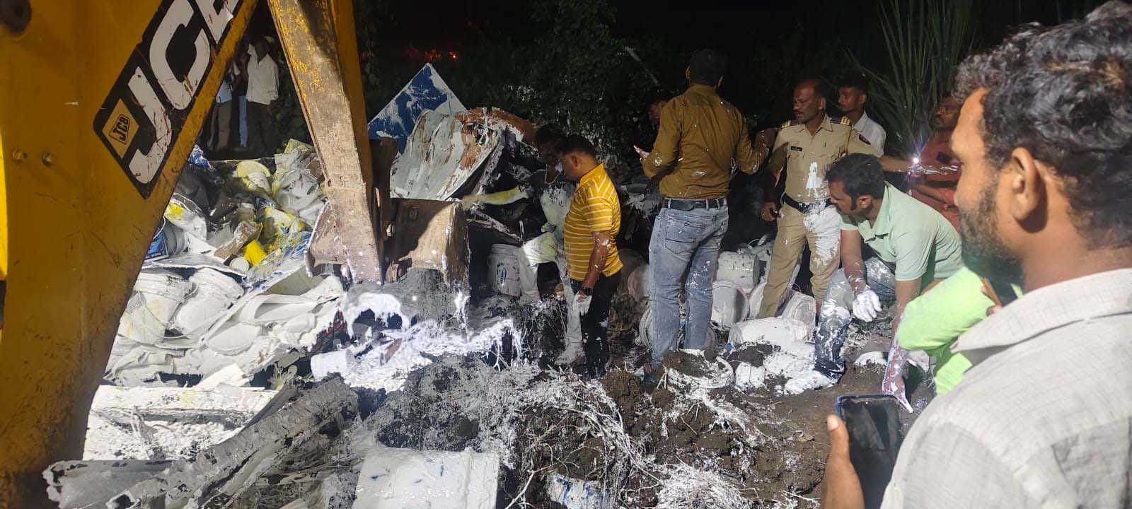 पाईपलाईनसाठी खोदलेल्या खड्ड्यांमुळे ट्रक झाला पलटी