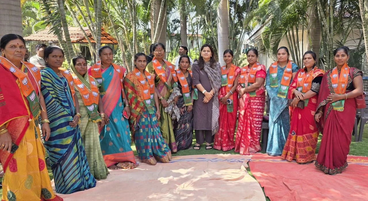 अंबाजोगाईत महिला शक्तीचा भाजपला मोठा पाठिंबा; सरिता बैरागी यांच्यासह सहकाऱ्यांचा प्रवेश