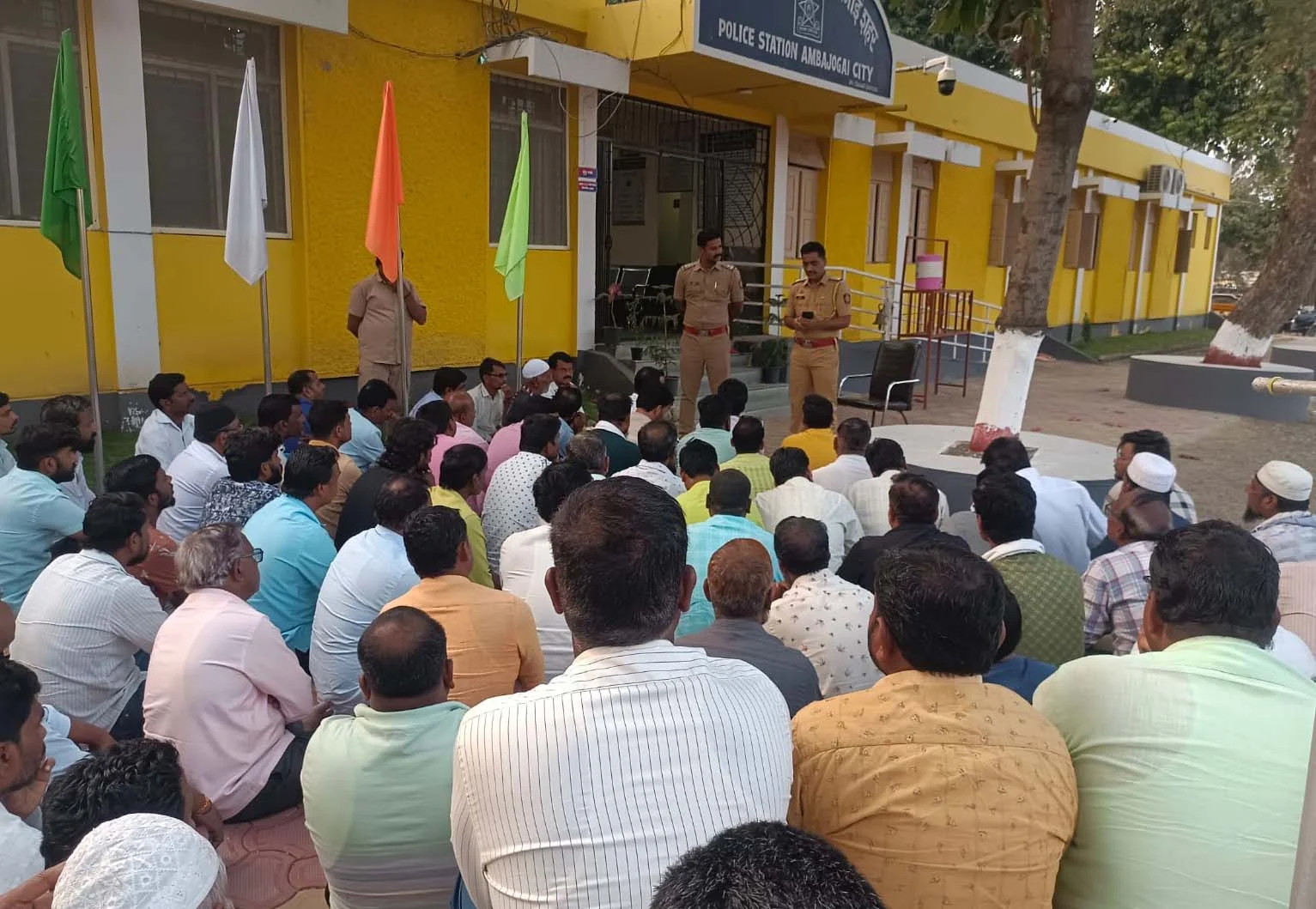 विद्यार्थ्यांच्या सुरक्षिततेशी तडजोड नको; अंबाजोगाई पोलिसांचा रिक्षाचालकांना सक्त इशारा