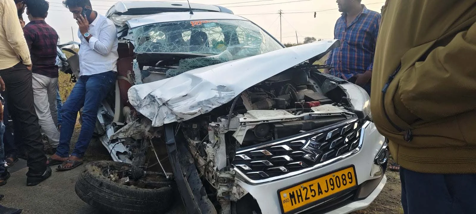 कंटेनरच्या धडकेत कारचा चुराडा