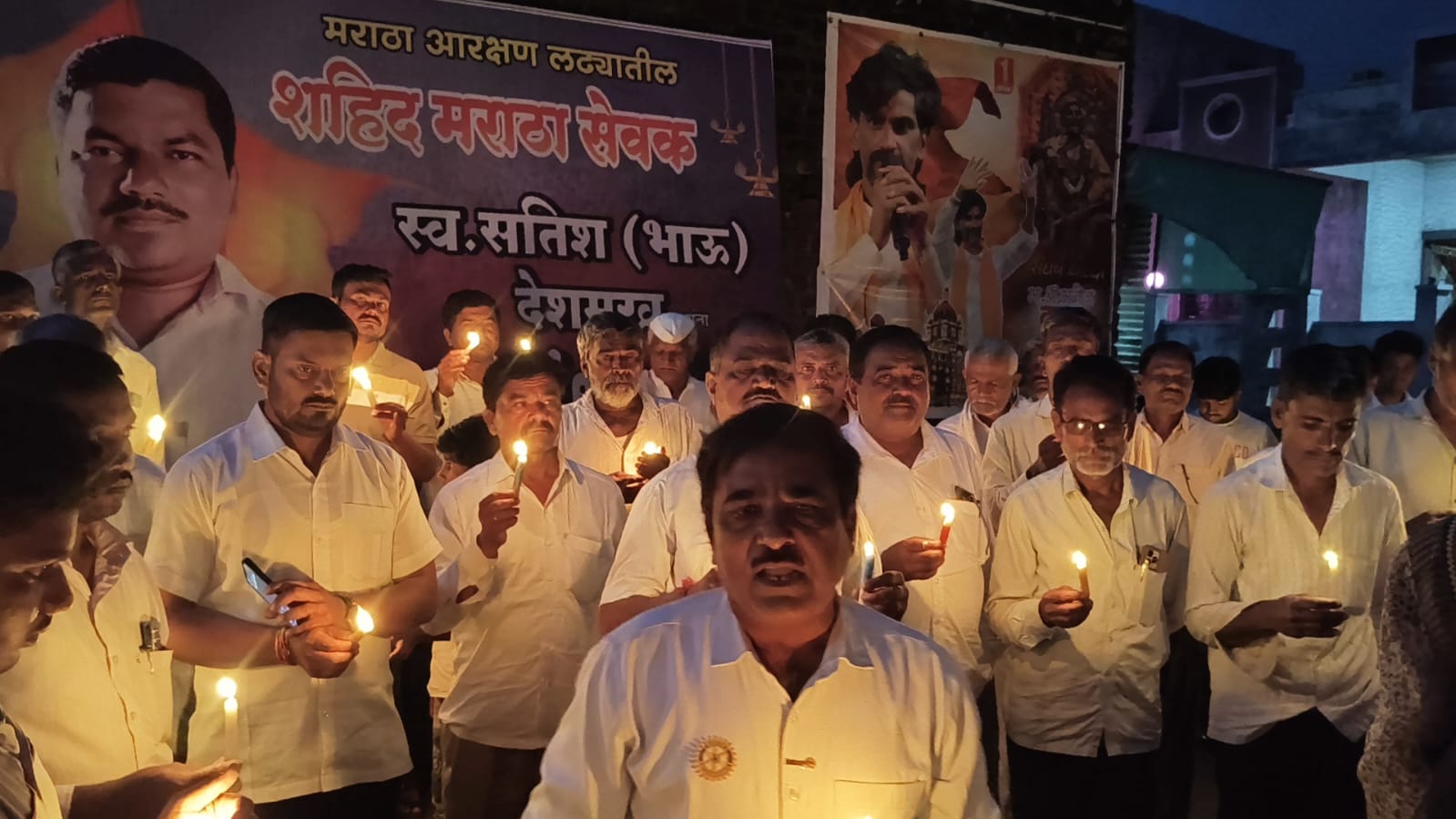 वरपगाव येथे कँडल मार्च काढून सतीश देशमुख यांना वाहिली श्रद्धांजली