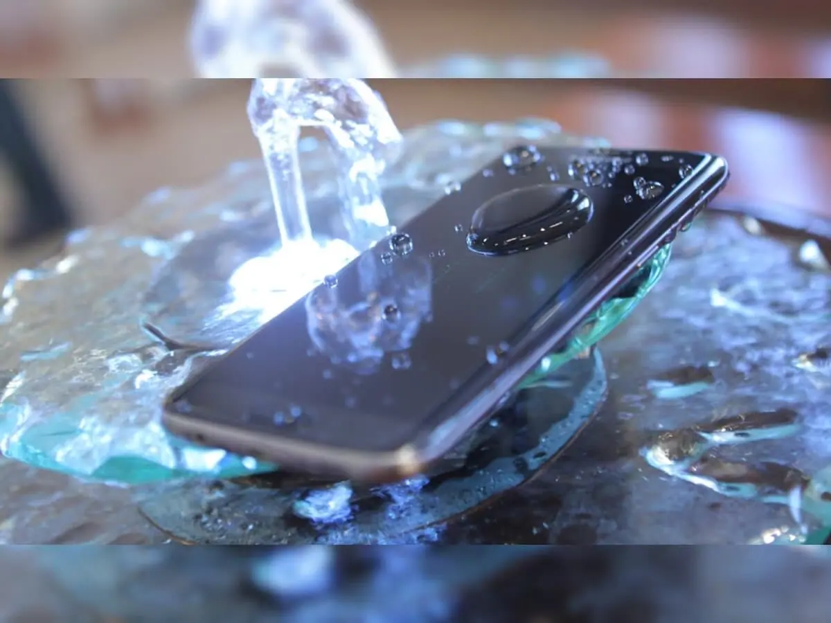 पावसात मोबाईल भिजला? घाबरू नका, हे उपाय करतील मदत