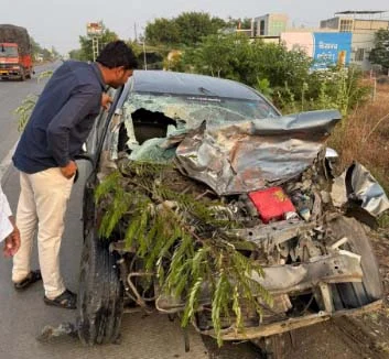 ढाकेफळ शिवारात टेम्पोची कारला धडक ; कार चालक तरुण गंभीर जखमी