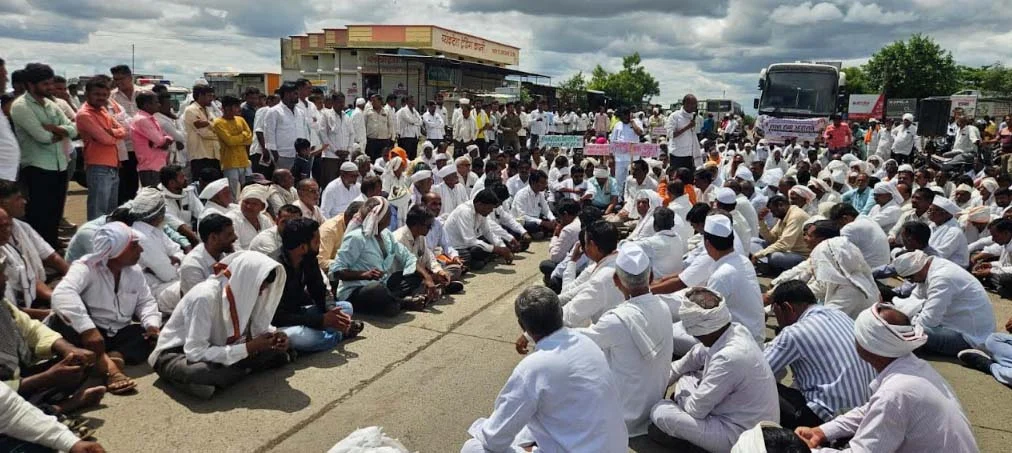 शेतकऱ्यांनी रोखला महामार्ग ; वाहतूक विस्कळीत