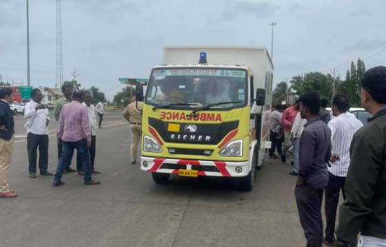 डॉक्टर मधील माणुसकी: अपघातातील महिलेस स्वतःच्या कार मधून रुग्णालयात केले दाखल