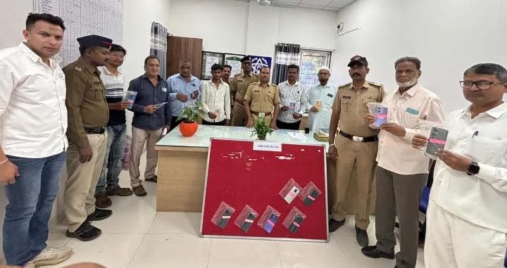 चोरीला गेलेले १८ मोबाईल मूळ मालकांच्या स्वाधीन
