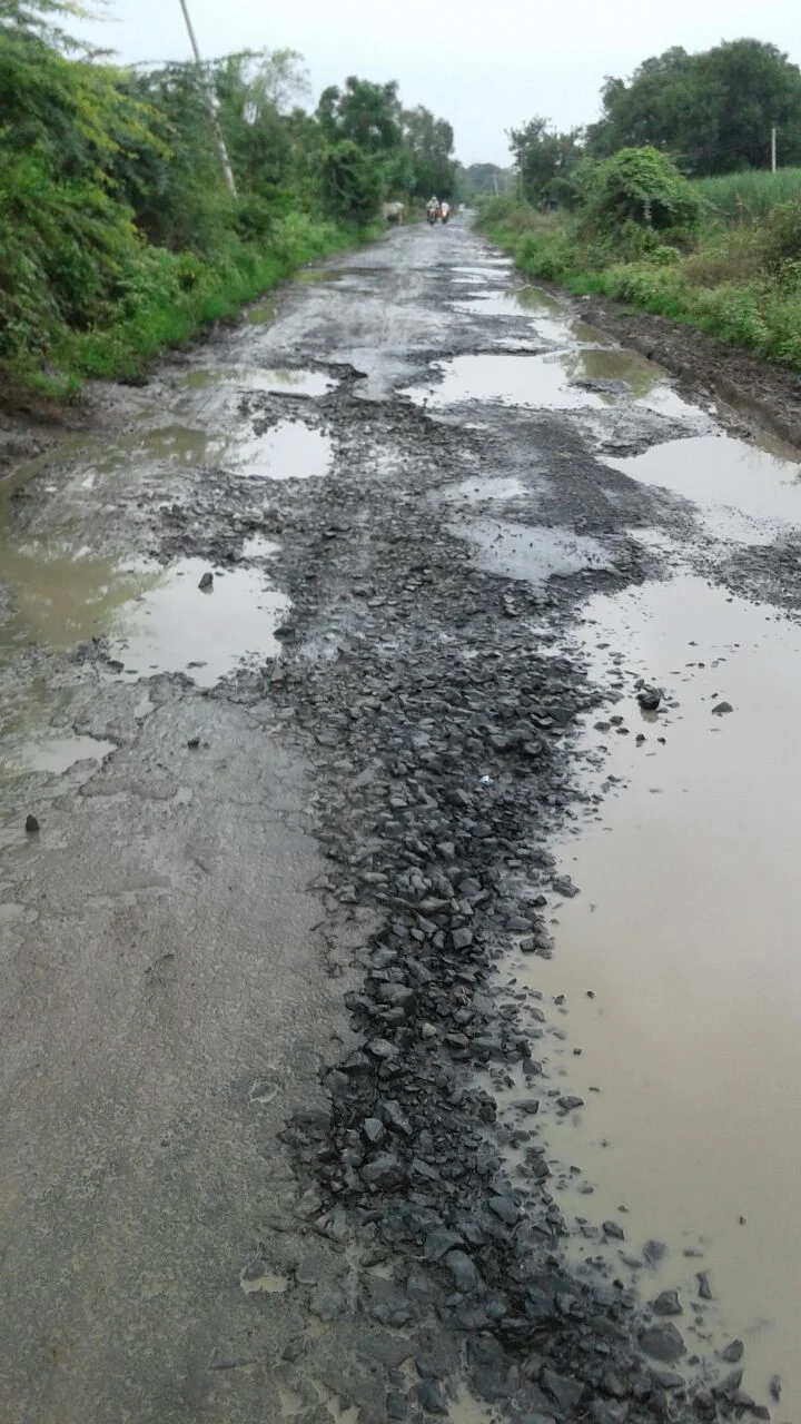 आपेगाव रस्त्यावरील खड्यांनी गाठला कळस!