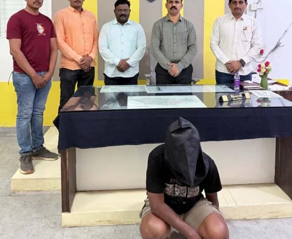 मोबाईल शॉपी फोडणारा चोरटा पकडला