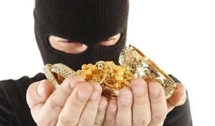 सोन्याच्या दुकानातील नोकरानेच मारला पावणे सहा लाखांवर डल्ला