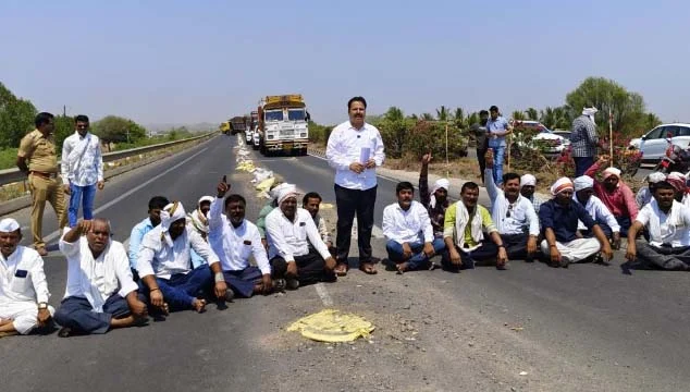 प्रशासकीय अनास्थेविरोधात बीड बायपासवर शेतकऱ्यांचा एल्गार; सर्विस रोडसाठी भव्य रस्ता रोको