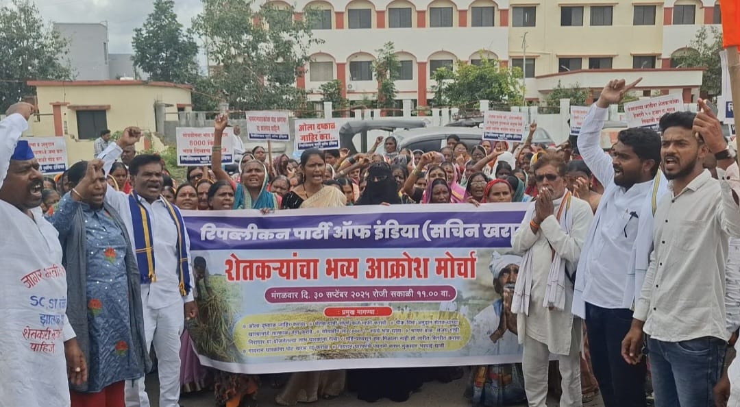 ओला दुष्काळ जाहिर करा या मागणीसाठी उपजिल्हाधिकारी कार्यालयावर धडकला बैलगाडी मोर्चा