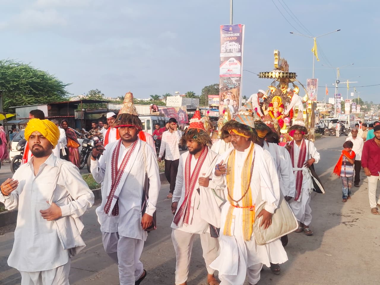 केजमध्ये सुवर्णकार गणेश मंडळाने डीजे मुक्त मिरवणूक काढून बाप्पाला दिला निरोप