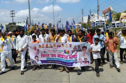 शेतकऱ्यांना ५० हजार अनुदान, कर्जमाफी द्या! ‘वंचित’चा आक्रोश मोर्चा धारूर तहसीलवर धडकला