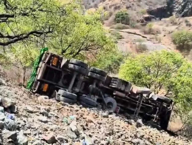 धारूर घाटात दरीत कोसळला ट्रक