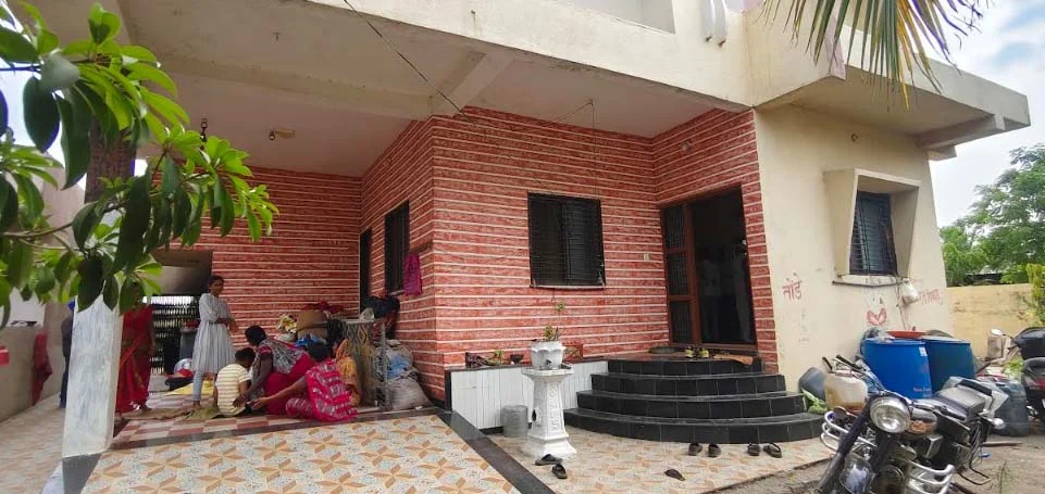 दीड लाख रु रोख आणि ६८ ग्रॅम सोन्याचे दागिन्याची चोरी