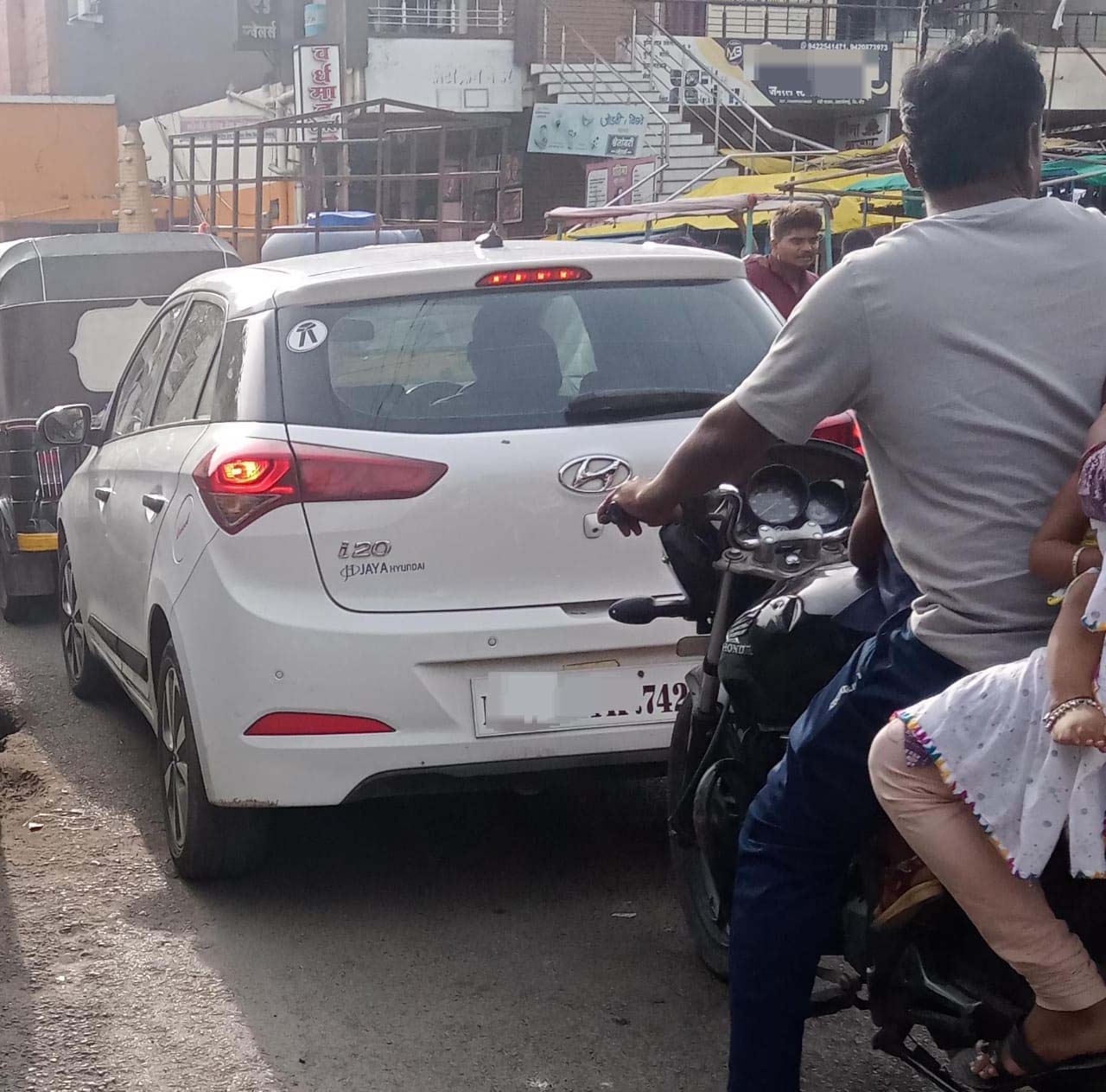 वाढत्या सुट्ट्यामुळे भाविकांची गर्दी, मंदिराकडे जाणाऱ्या रस्त्यावर सतत होतोय खोळंबा