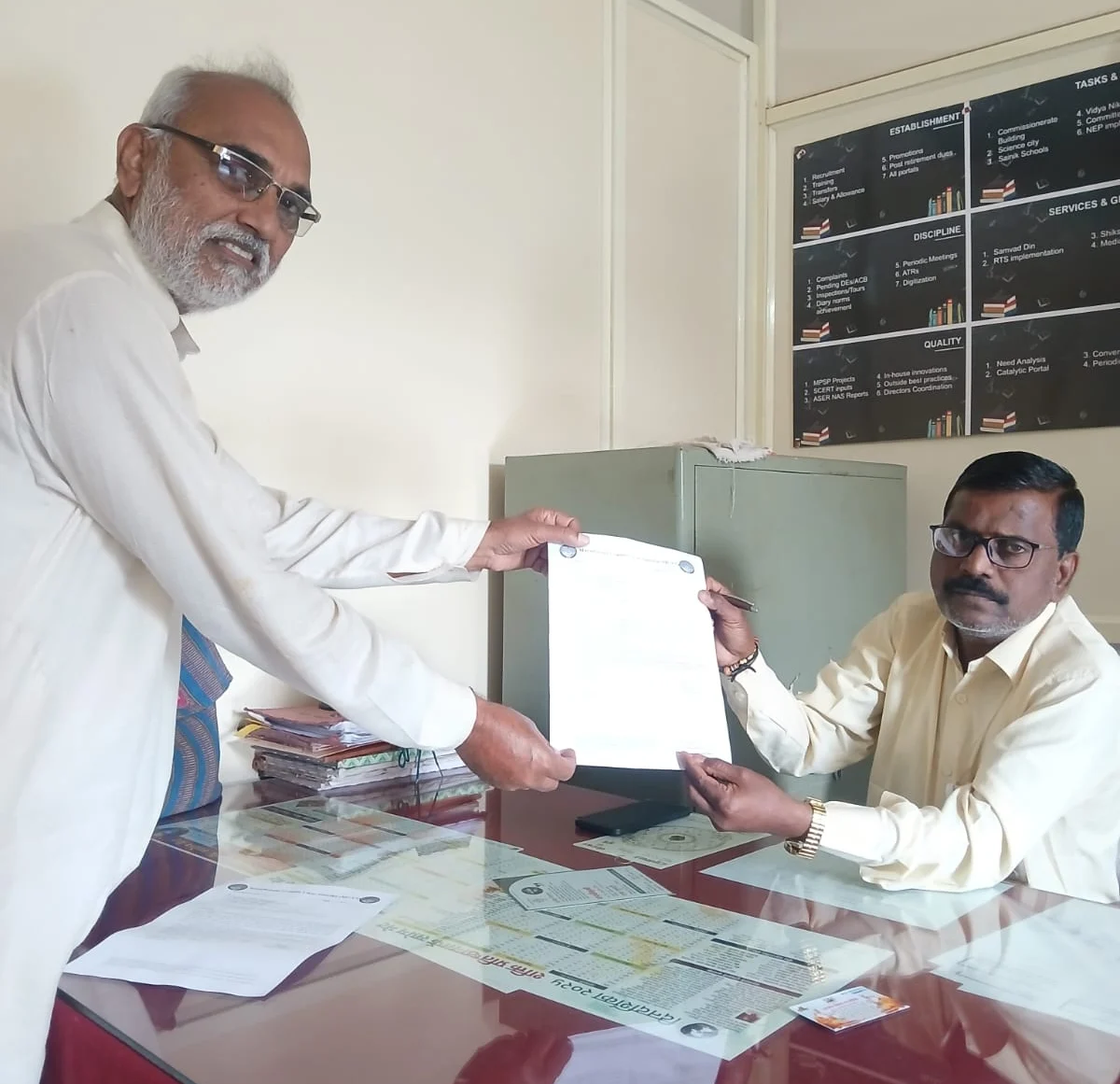 कार्यकारी अभियंत्यांचे गावकऱ्यांना आश्वासन