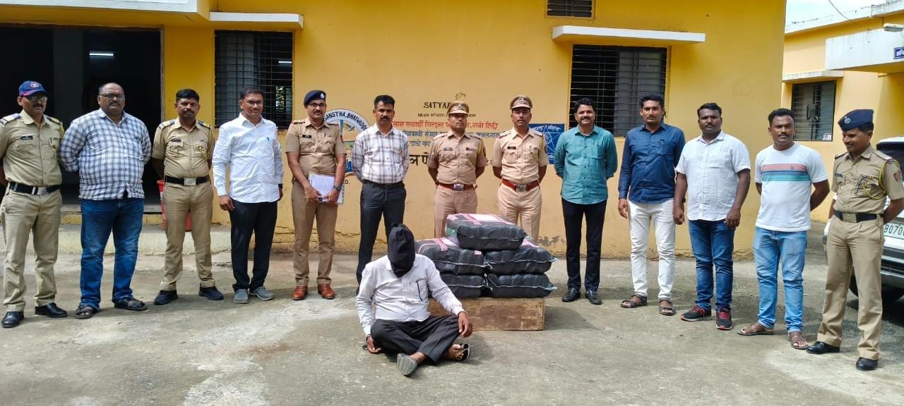 कारचा अपघात झाला आणि पोलिसांच्या हाती लागला तब्बल २१ लाखांचा गांजा!