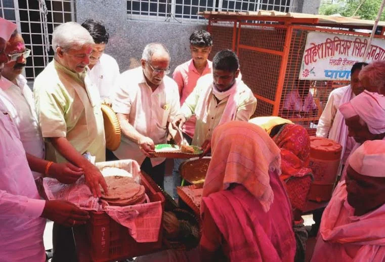 परळीमध्ये ग्लोबल विकास ट्रस्टच्या मोफत अन्नछत्र सेवेचा शुभारंभ