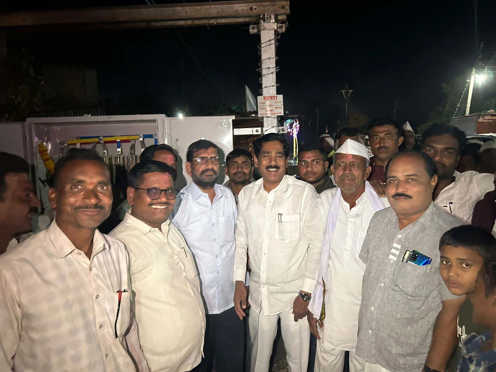 खा. बजरंग सोनवणेंनी चिंचोलीमाळी येथील विद्युत डीपीचा प्रश्न सोडविला