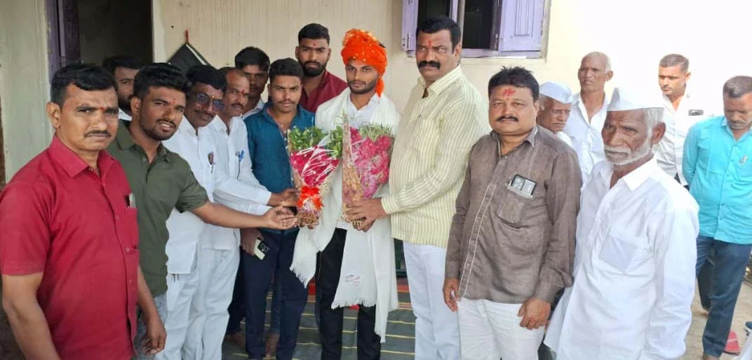 आडसकर यांनी शेतवस्तीवर जाऊन केला सत्कार !