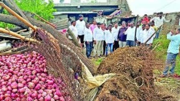 नुकसानग्रस्तांना दिलासा देण्यासाठी आ. धस शेतकऱ्यांच्या बांधावर