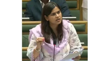 केजमधील ७४ वर्षे जुनी शाळा बंद करण्याला आ. नमिता मुंदडा यांचा कडाडून विरोध; पाणीप्रश्नावरूनही सरकारचे वेधले लक्ष