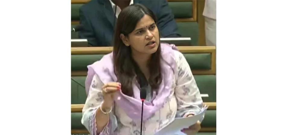 केजमधील ७४ वर्षे जुनी शाळा बंद करण्याला आ. नमिता मुंदडा यांचा कडाडून विरोध; पाणीप्रश्नावरूनही सरकारचे वेधले लक्ष