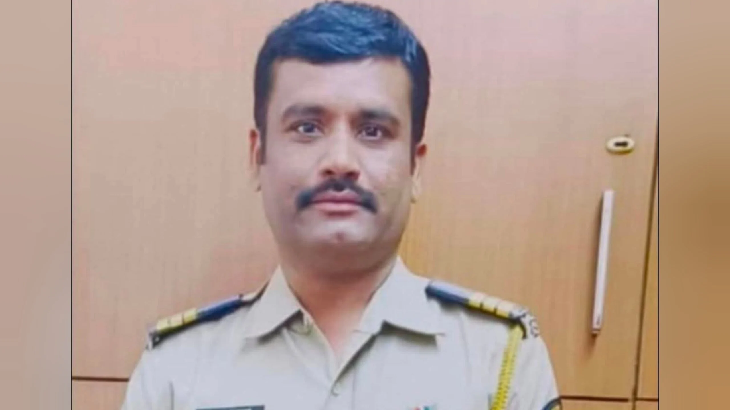 बीडमध्ये पोलीस कर्मचाऱ्याची गळफास घेऊन आत्महत्या