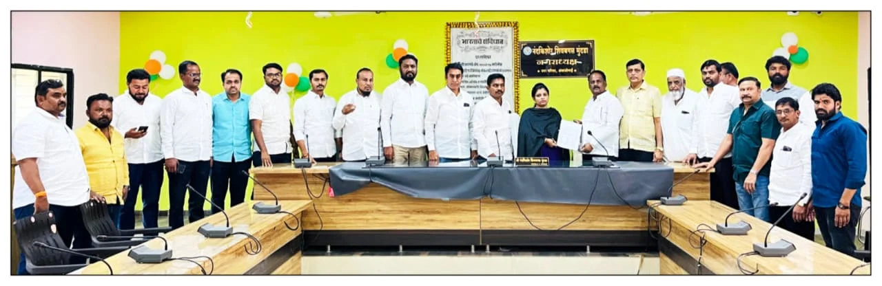 लोक विकास महाआघाडीचे मुख्याधिकाऱ्यांना निवेदन