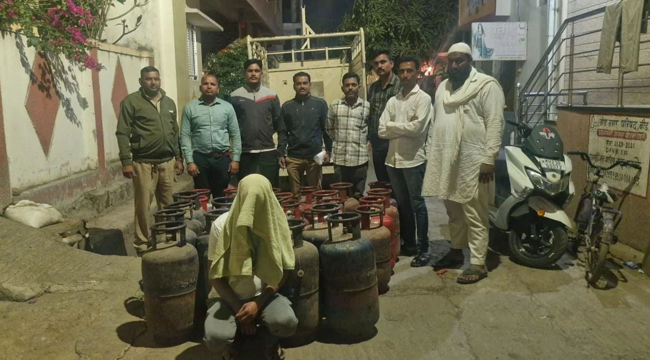 पोलीस आणि महसूलची मध्यरात्री धाडसी कारवाई