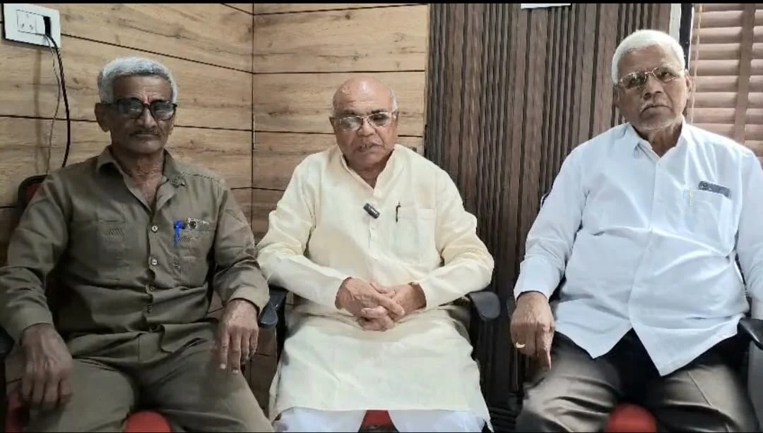 जेष्ठ नागरिक संघाच्या वतीने बीड जिल्ह्यातल्या अंबाजोगाईत महाराष्ट्रातील पहिले ज्येष्ठ नागरिक स्नेहसंमेलन