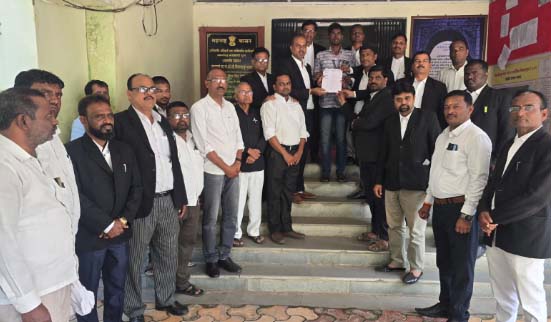 सरन्यायाधीश गवई यांच्यावरील हल्ल्याच्या घटनेचा अंबाजोगाई वकील संघाने केला निषेध