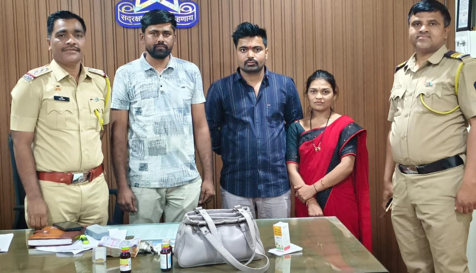 ८० हजारांची रोकड व दागिन्यांची पर्स मालकास परत