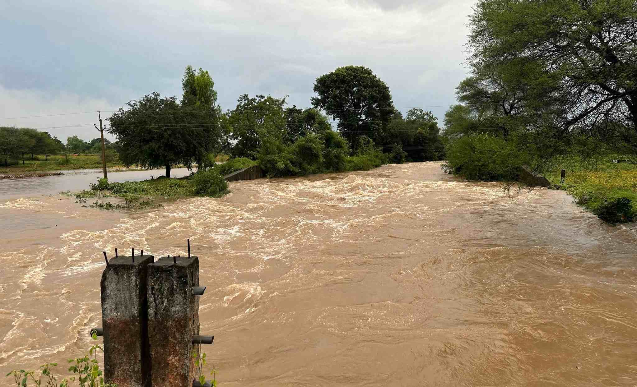 शिरूर, पाटोदा आणि आष्टी तालुक्यात पुन्हा अतिवृष्टी; ३२ जण पुरात अडकले