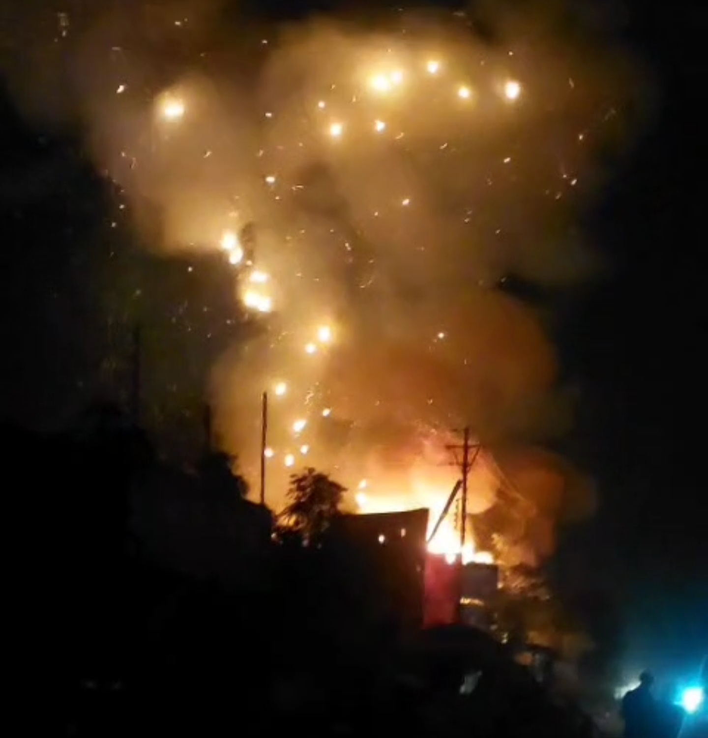 गॅस सिलेंडरच्या दोन स्फोटांनी घाटनांदूर हादरले, अनेक दुकानांचे मोठे नुकसान