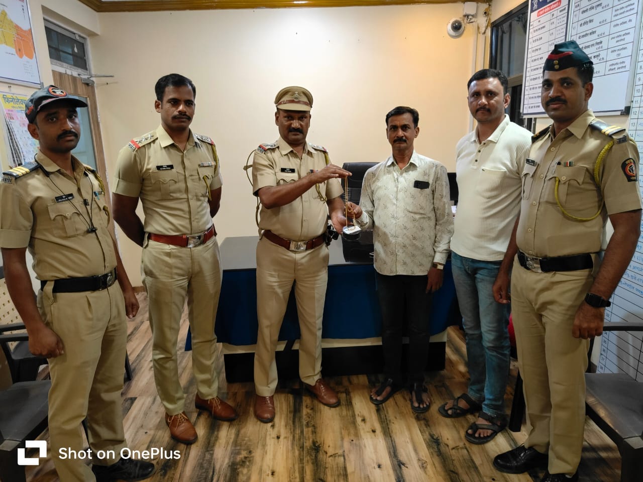 चोरीस गेलेले सोन्याचे दागिने परळी पोलिसांनी शोधून फिर्यादीला केले परत