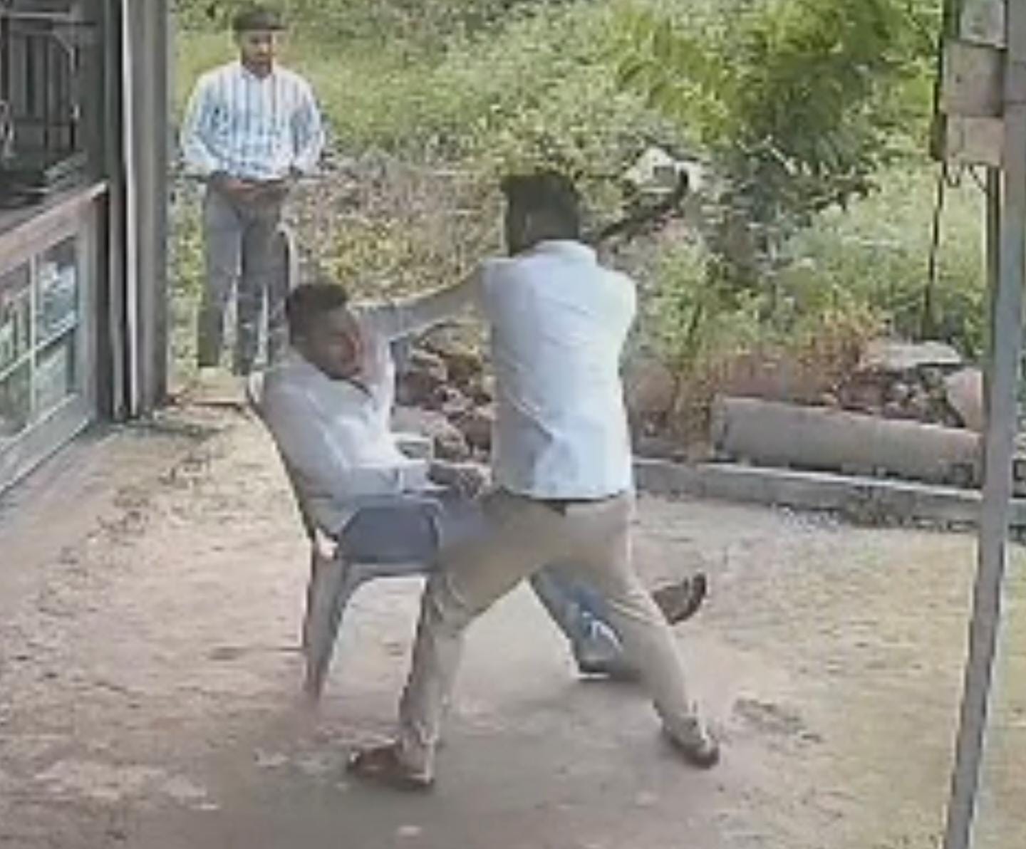 तुझा मूळशी पॅटर्न करणार! अंबाजोगाई जवळ लोखंडी कत्तीनं तरुण व्यापाऱ्यावर प्राणघातक हल्ला