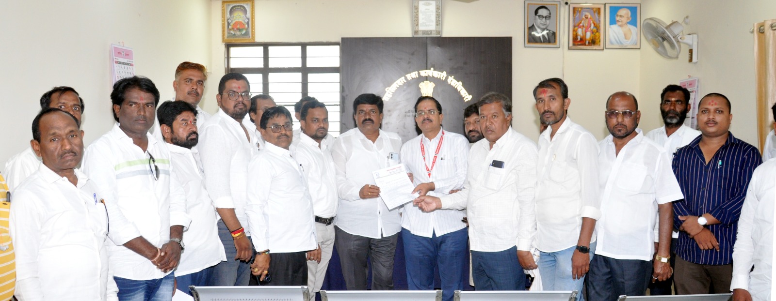 फोटोशेशन थांबवा, शेतकऱ्यांना तात्काळ हेक्टरी एक लाख रुपये मदत द्या