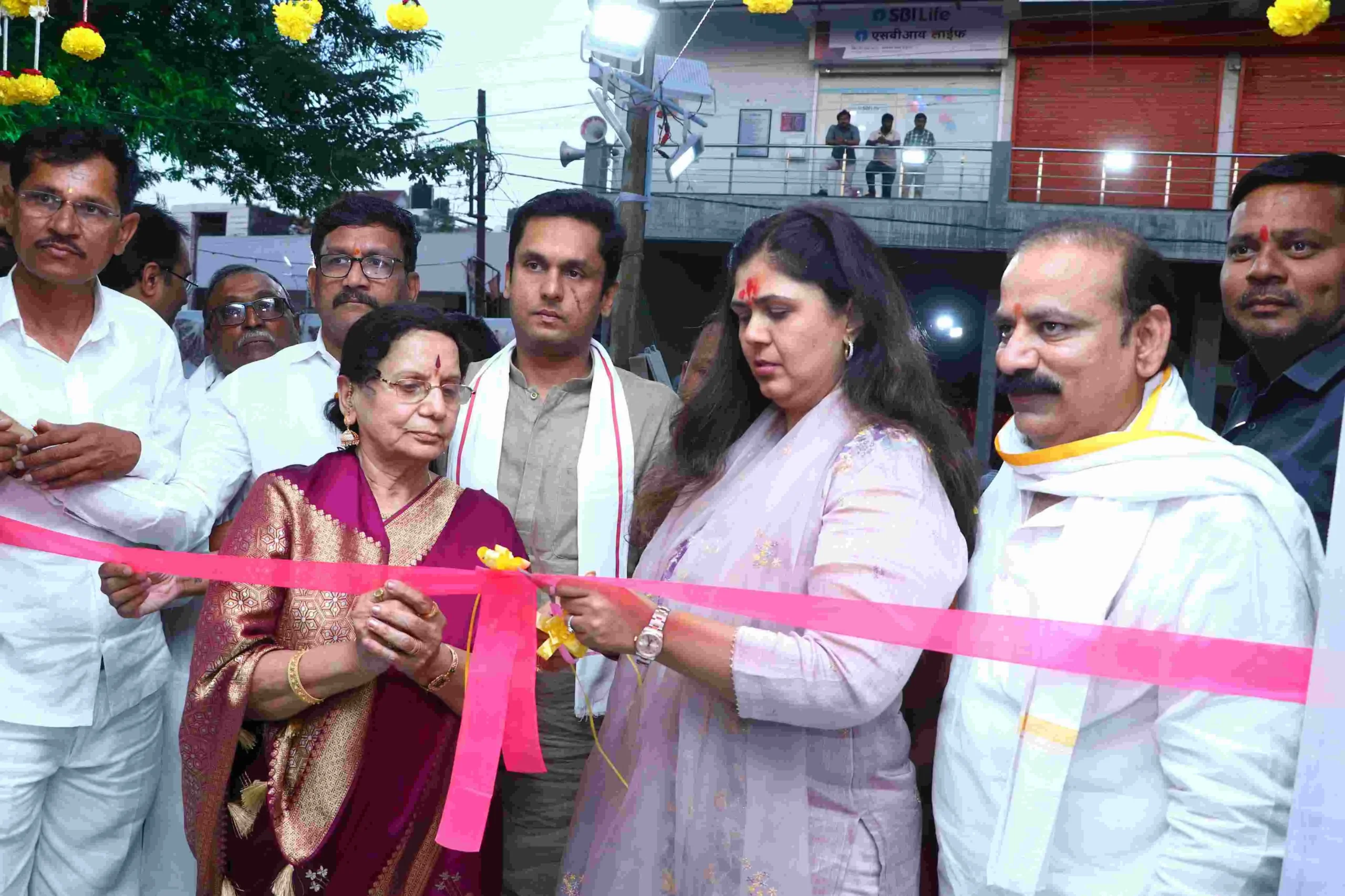 अंबाजोगाईत पंकजा मुंडे यांच्या संपर्क कार्यालयाचे लोकार्पण