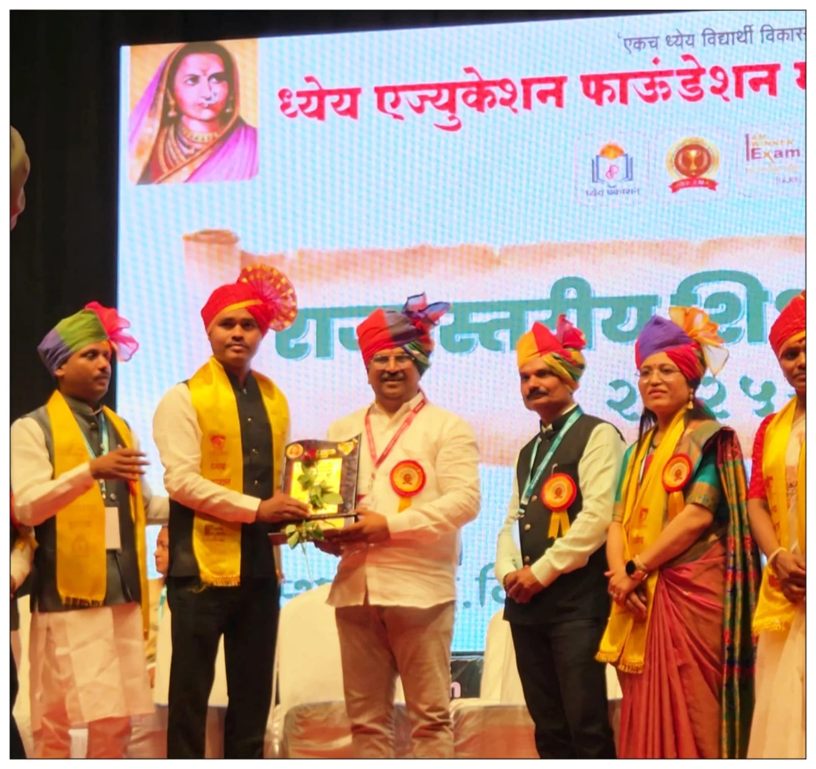 राज्यस्तरीय आदर्श शिक्षक पुरस्काराने सन्मानित