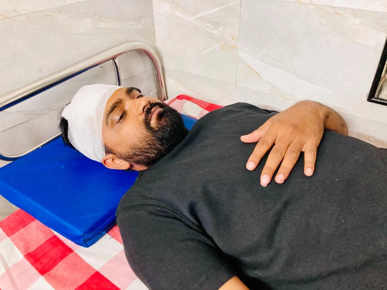 अंबाजोगाईत गुंडगिरीचा नंगानाच: हॉटेल व्यावसायिक अविनाश मेहता यांच्यावर जीवघेणा हल्ला